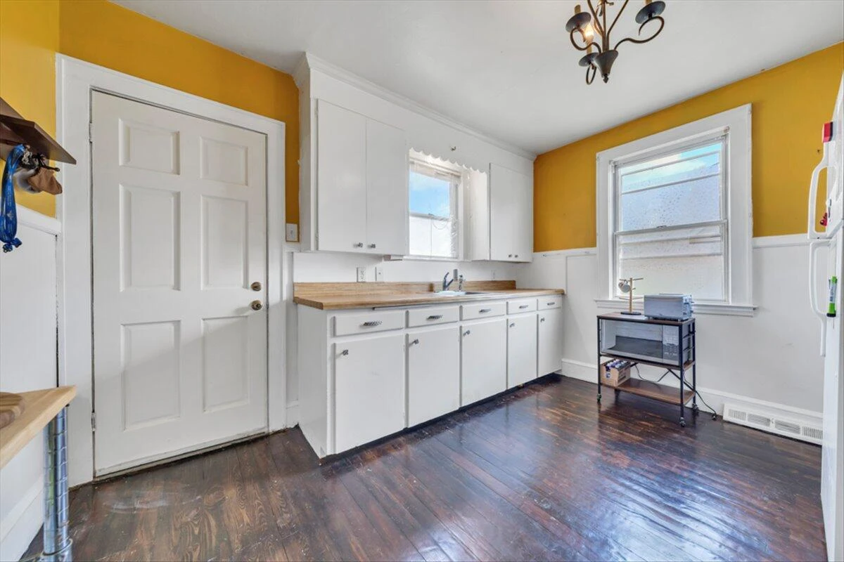 1160 Montrose AVE SE - Photo 9