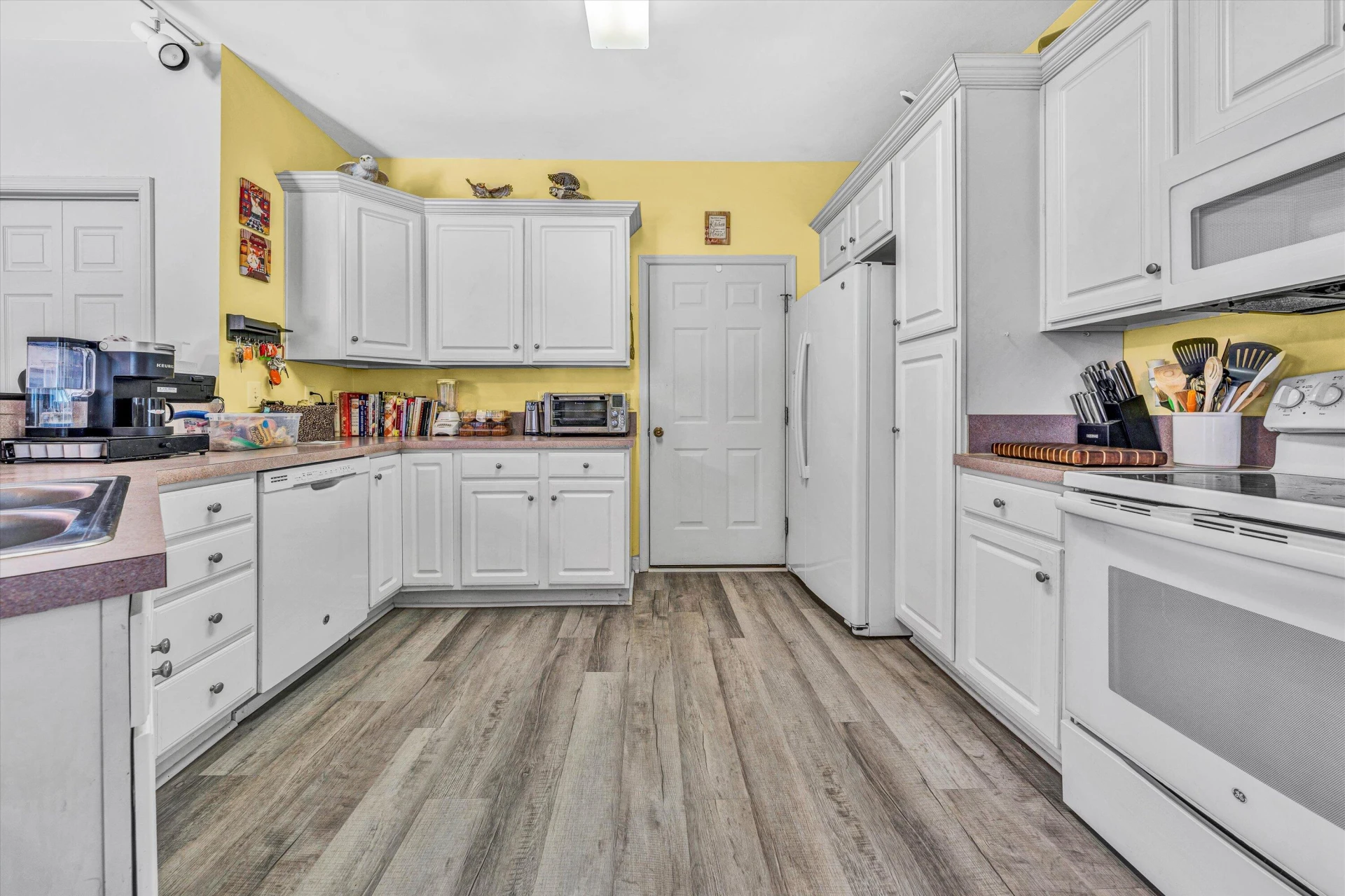 1135 Joffrey DR - Photo 10