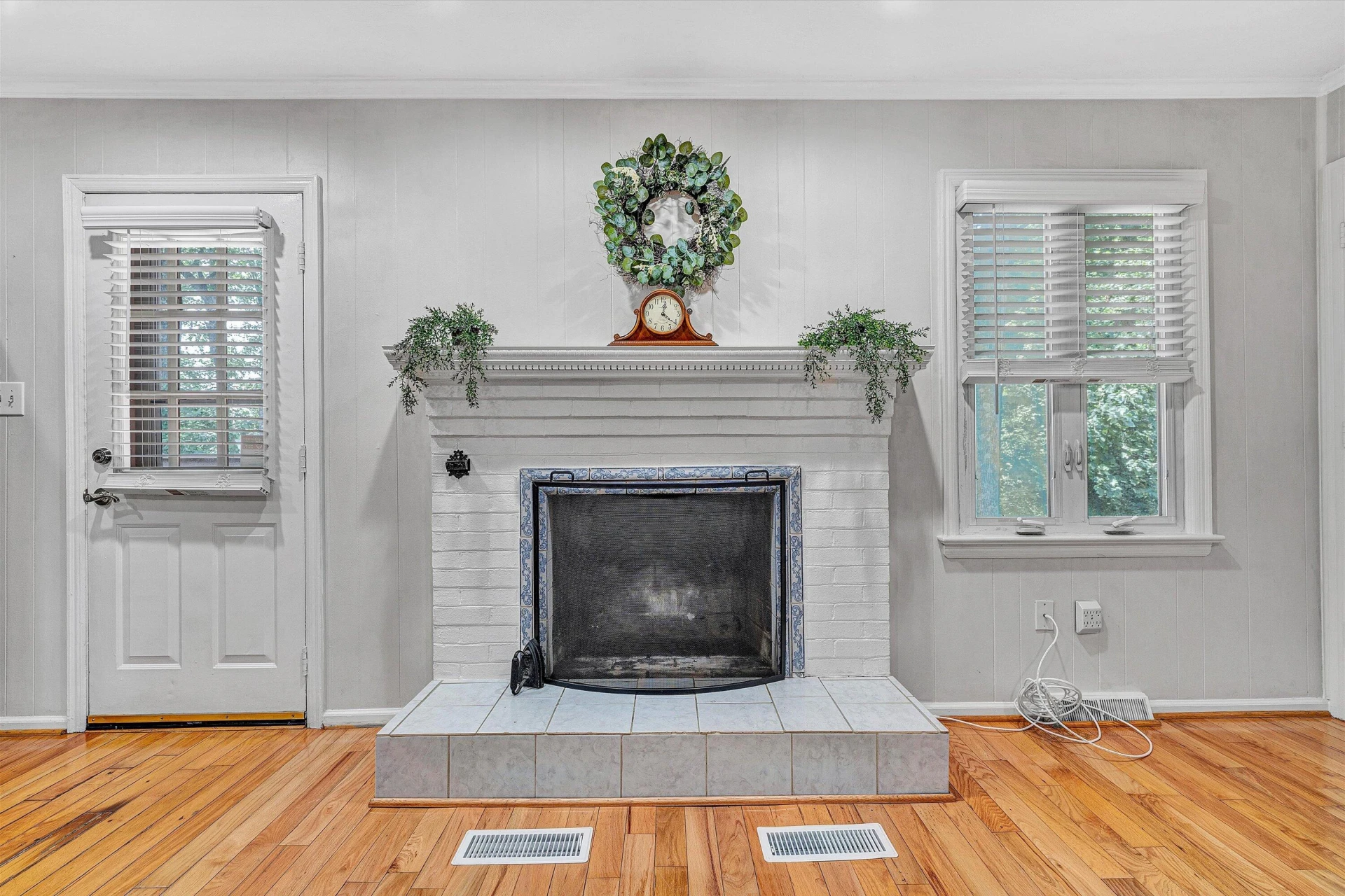199 Stratford DR - Photo 16
