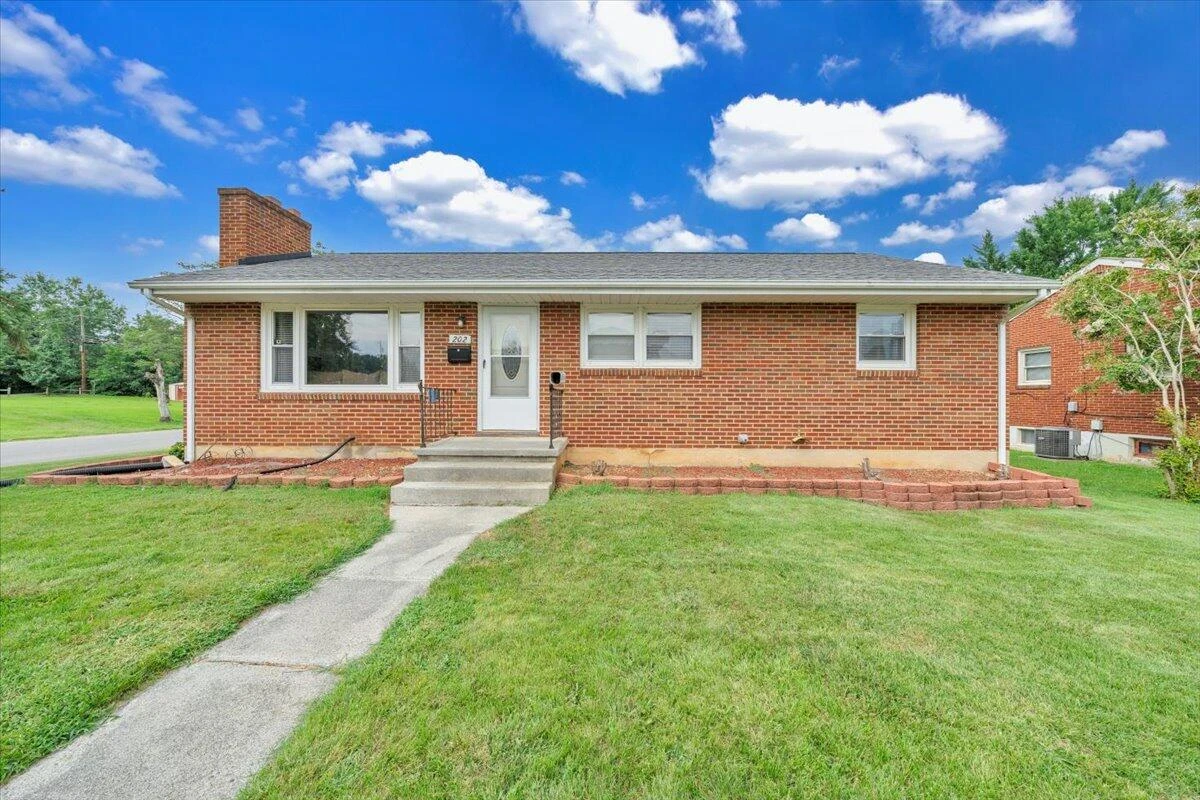 202 FRONTIER RD NE
