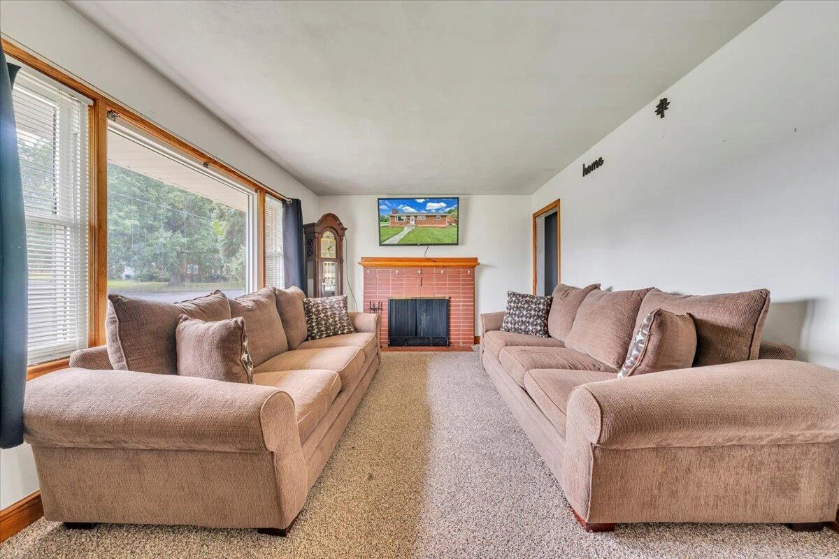 202 FRONTIER RD NE - Photo 2
