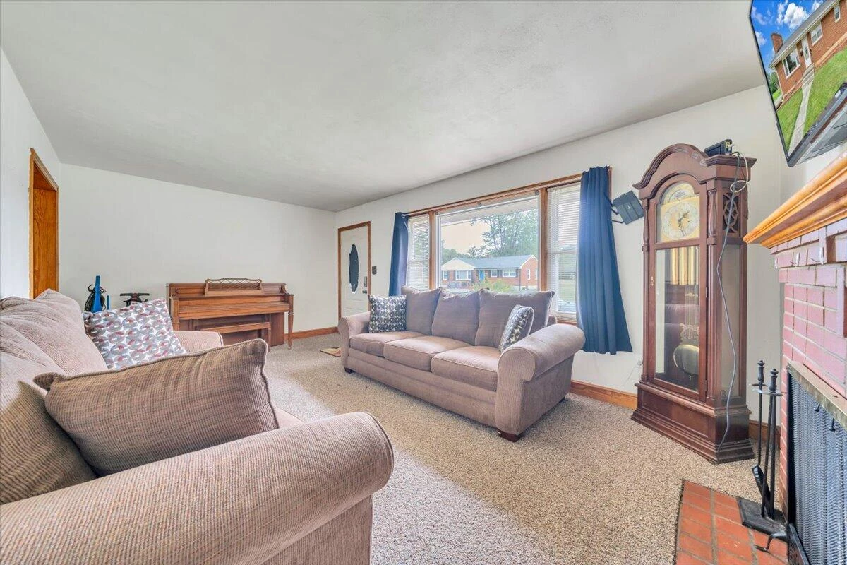 202 FRONTIER RD NE - Photo 3