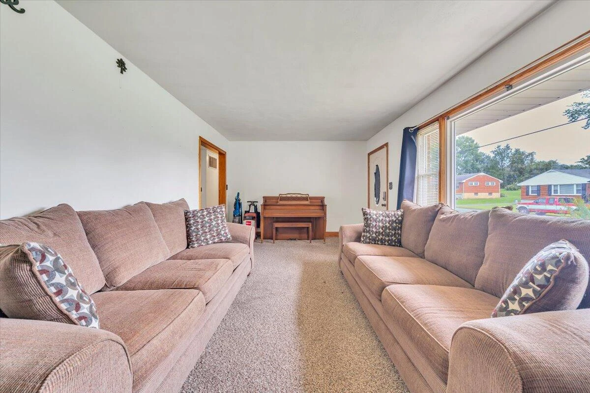 202 FRONTIER RD NE - Photo 4