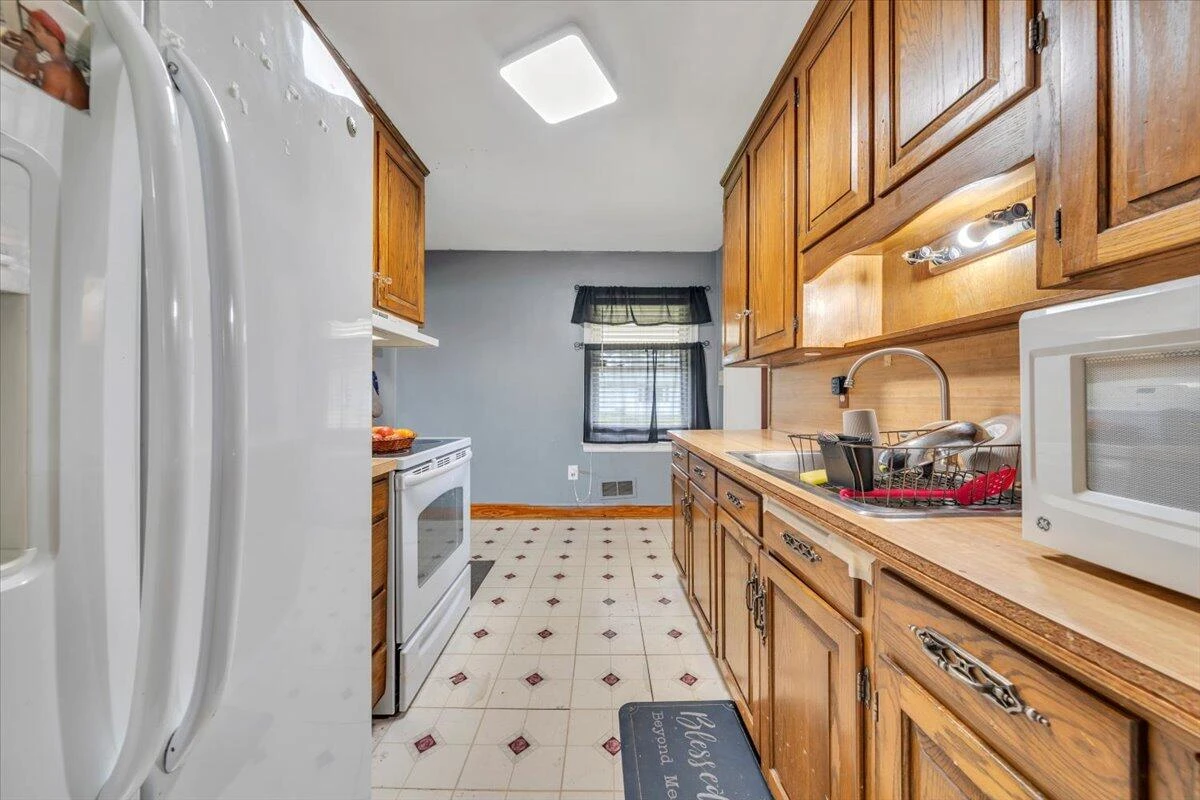 202 FRONTIER RD NE - Photo 8