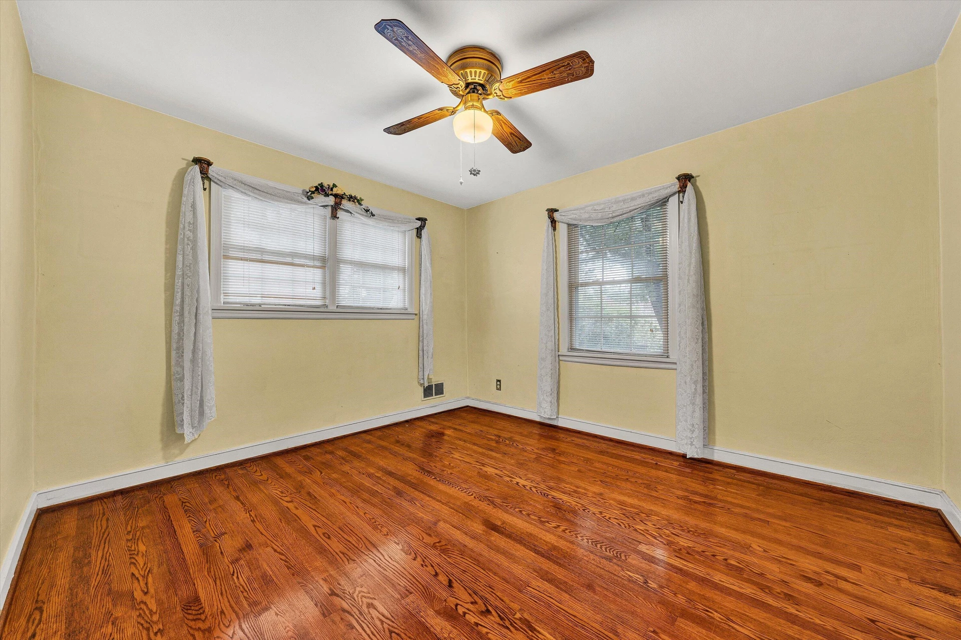 2401 Maiden LN SW - Photo 15