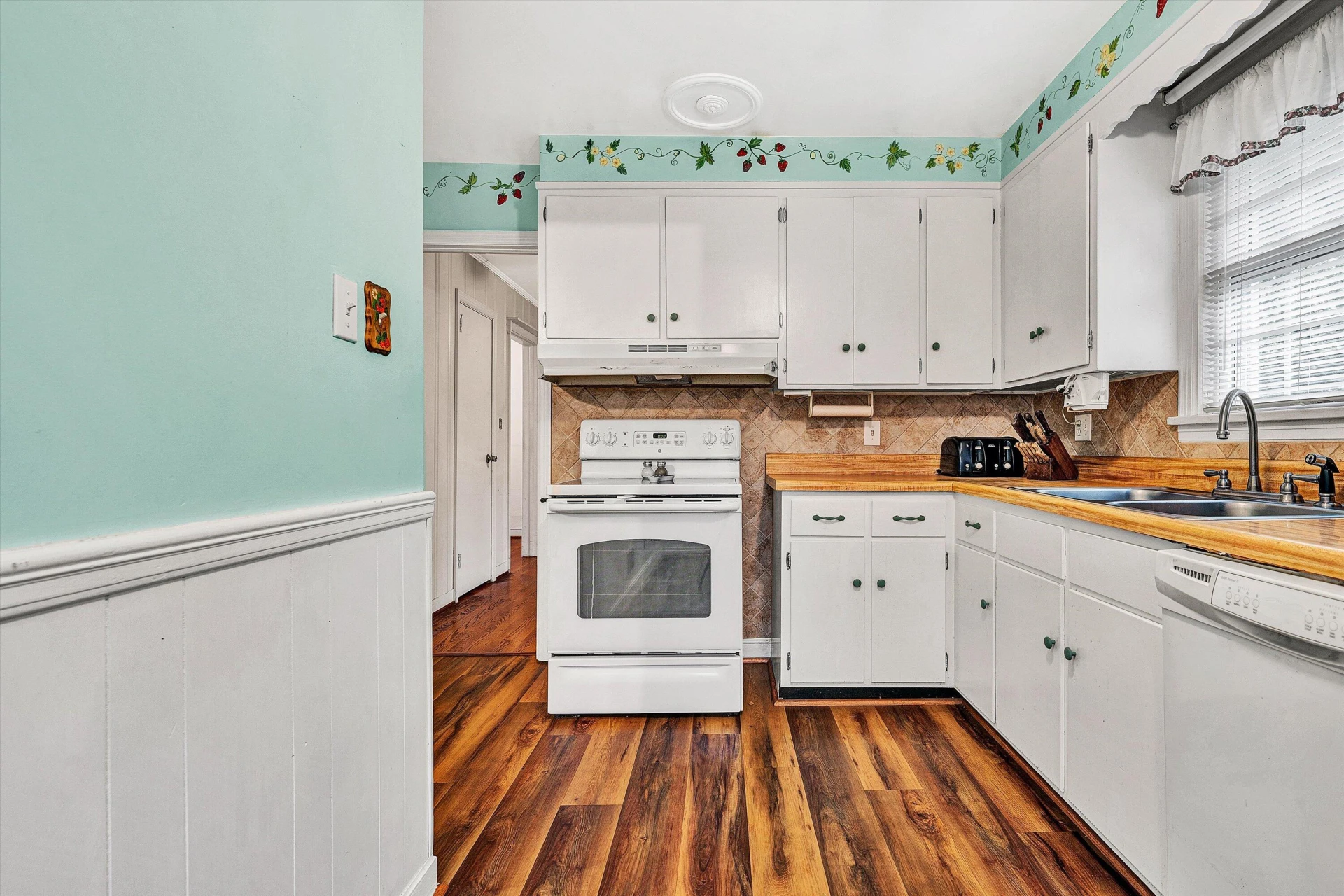 2401 Maiden LN SW - Photo 6