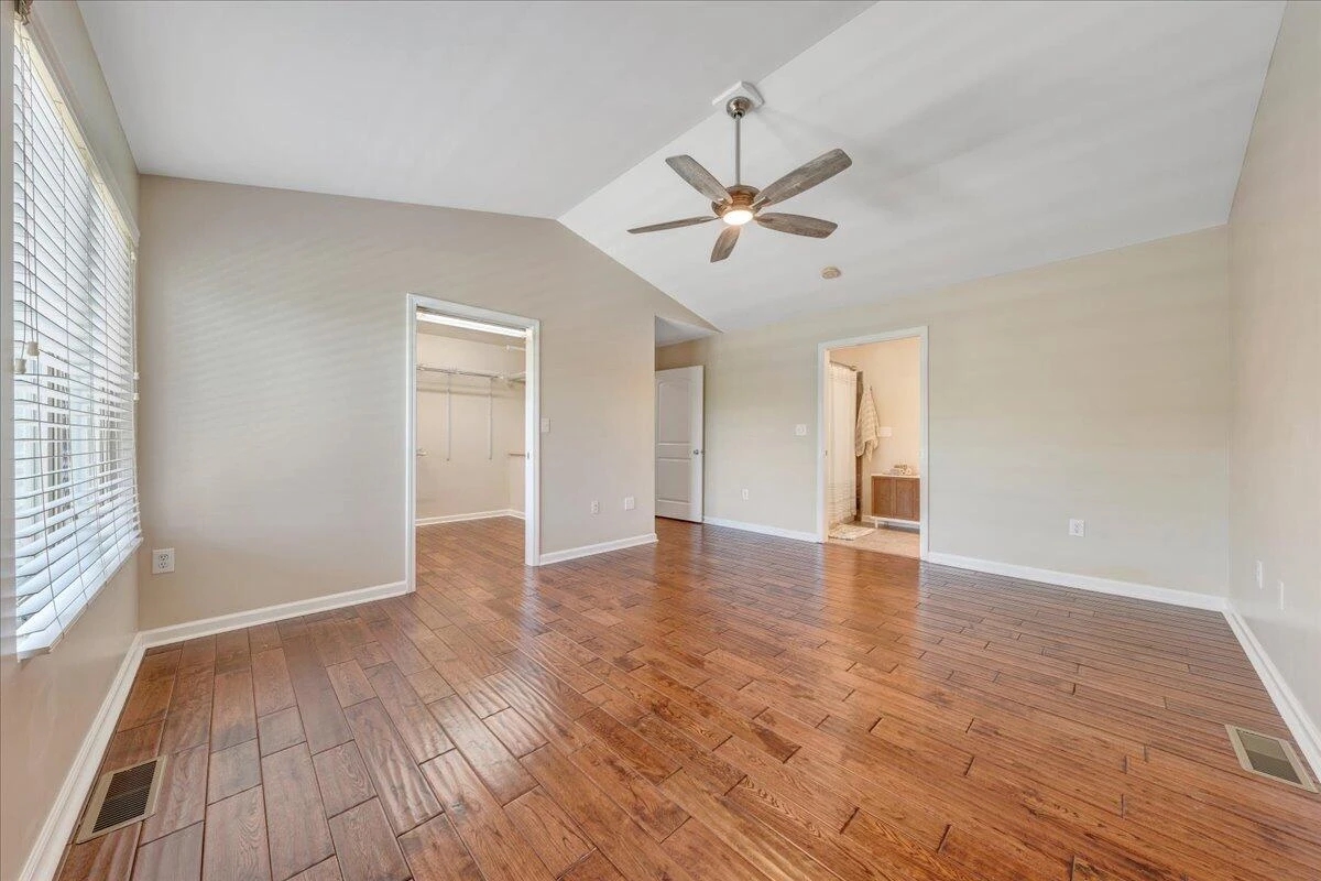 1076 Shorevue CIR - Photo 16