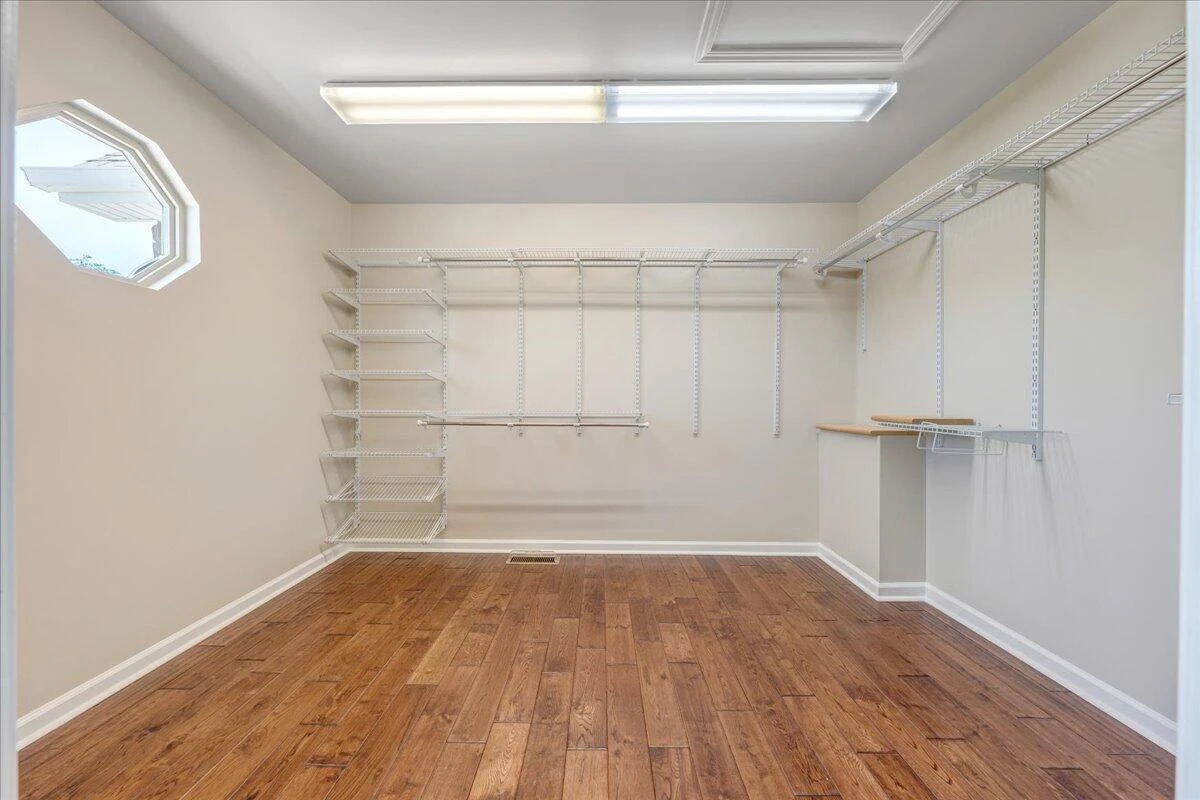 1076 Shorevue CIR - Photo 17