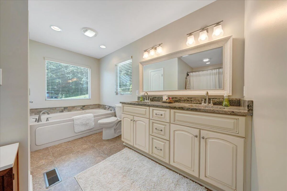 1076 Shorevue CIR - Photo 18