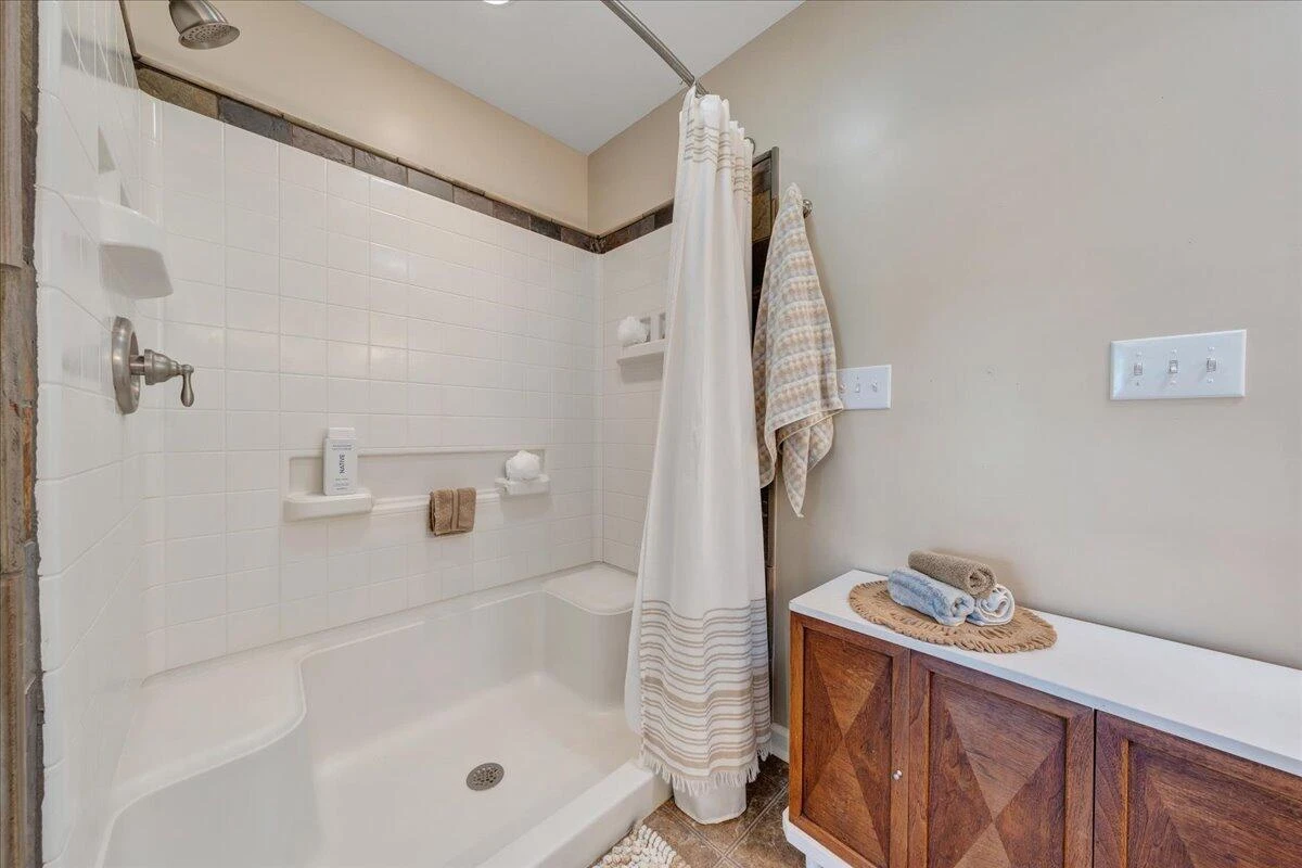 1076 Shorevue CIR - Photo 19