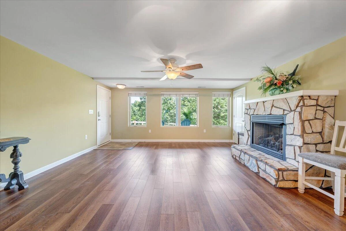 1076 Shorevue CIR - Photo 25