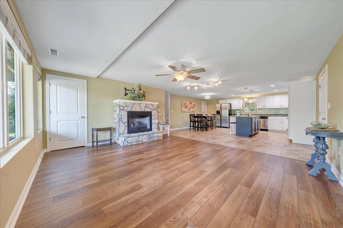 1076 Shorevue CIR - Photo 26