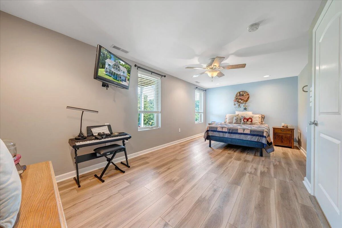 1076 Shorevue CIR - Photo 27