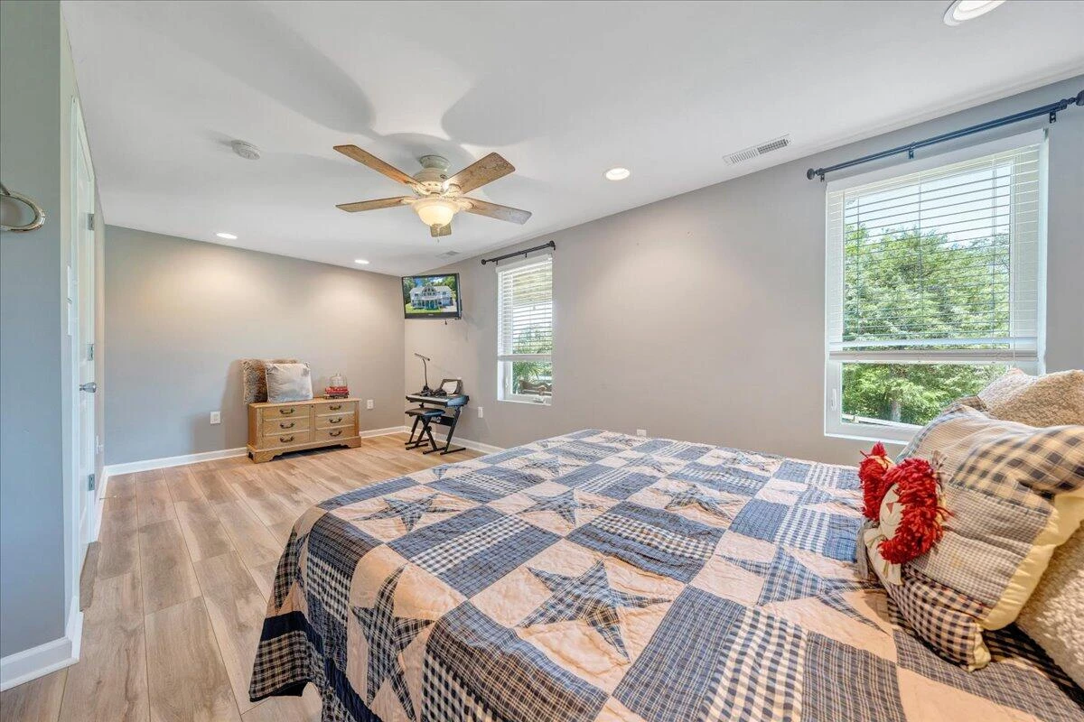 1076 Shorevue CIR - Photo 28
