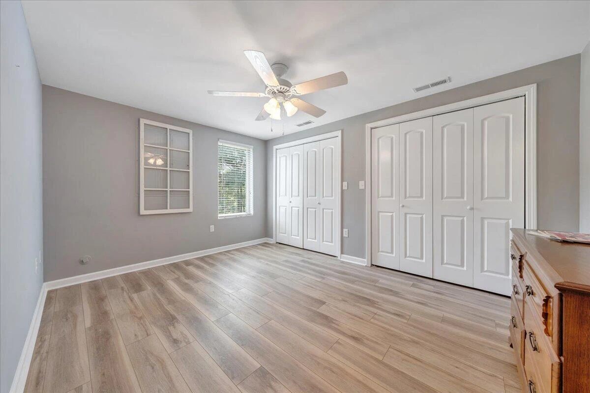 1076 Shorevue CIR - Photo 29
