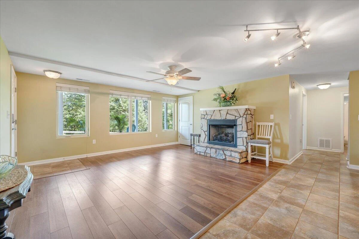 1076 Shorevue CIR - Photo 32