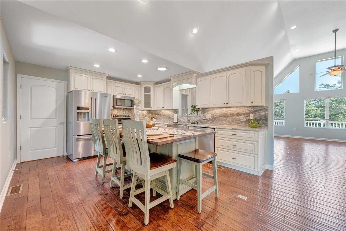 1076 Shorevue CIR - Photo 8