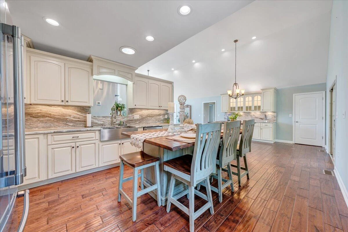 1076 Shorevue CIR - Photo 9