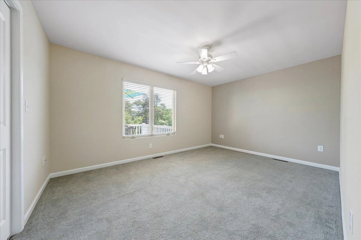1076 Shorevue CIR - Photo 10
