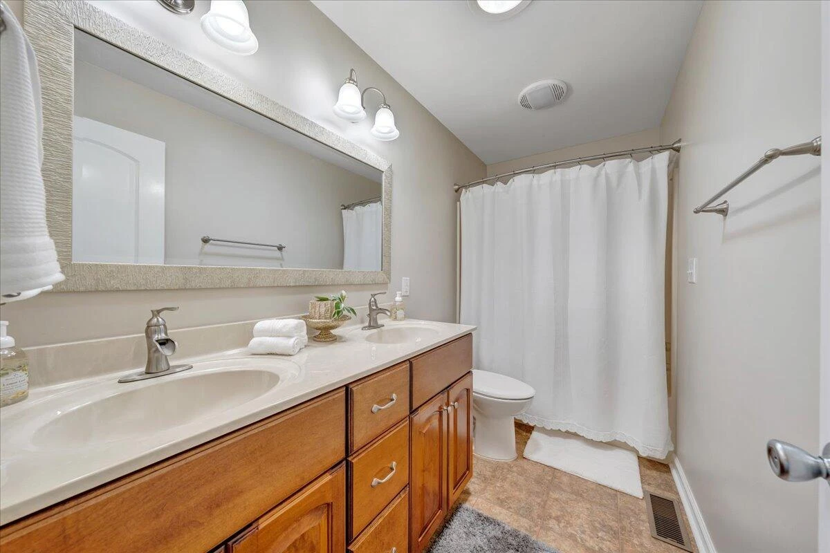 1076 Shorevue CIR - Photo 11