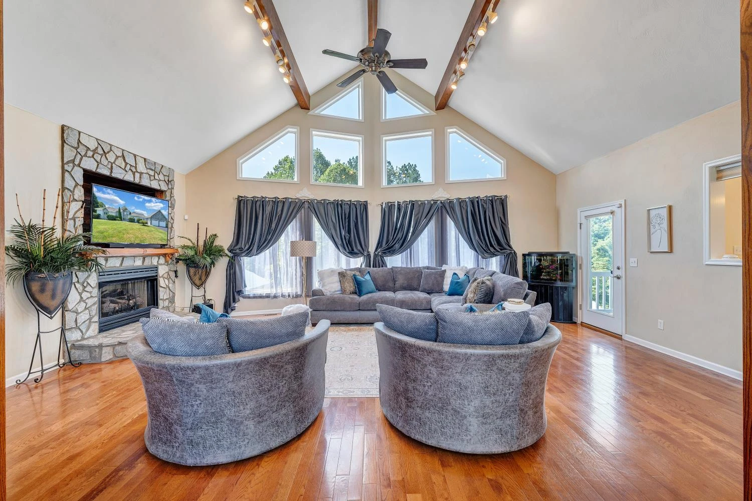 1860 Riverbend DR - Photo 8