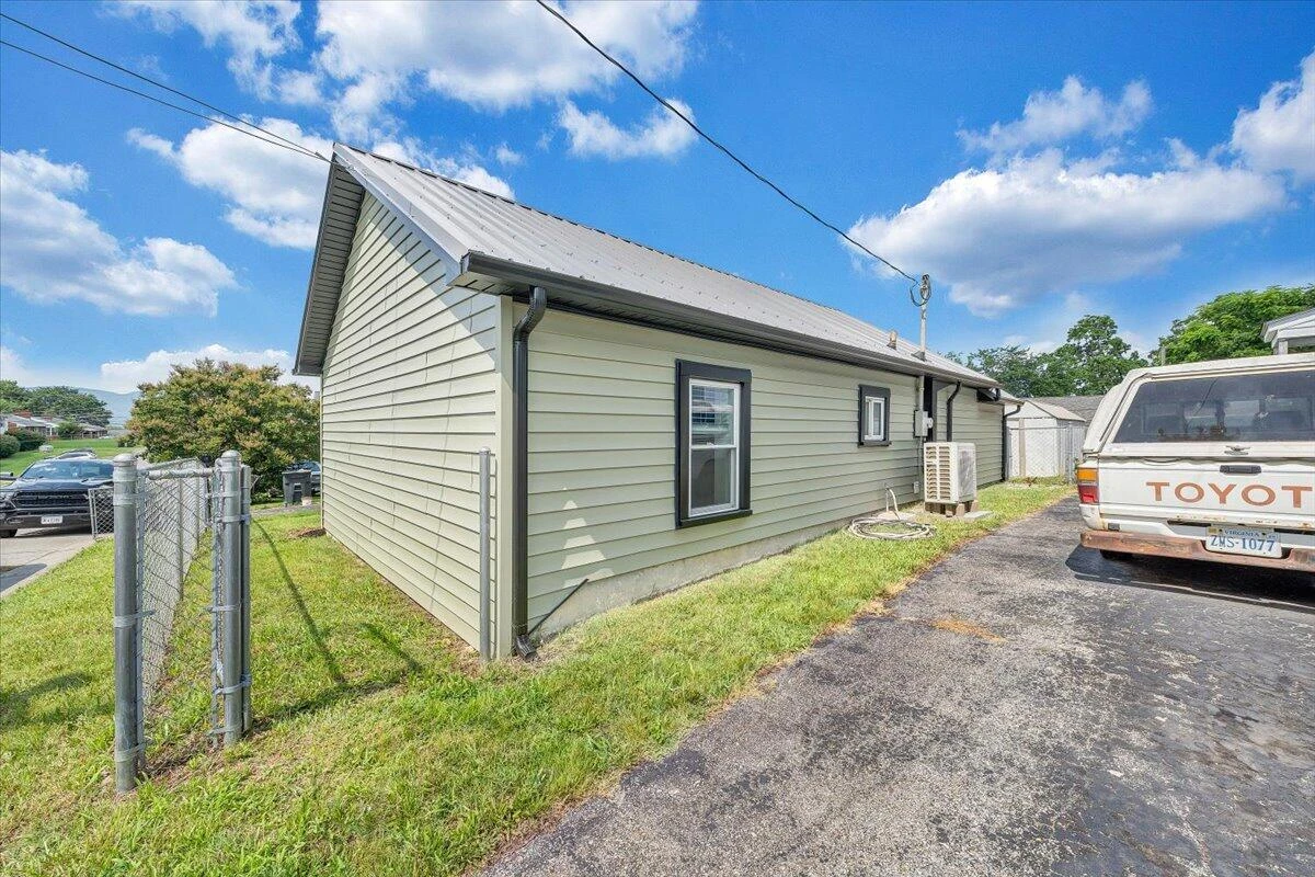 705 Virginia AVE - Photo 26