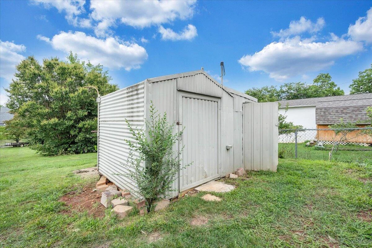 705 Virginia AVE - Photo 28