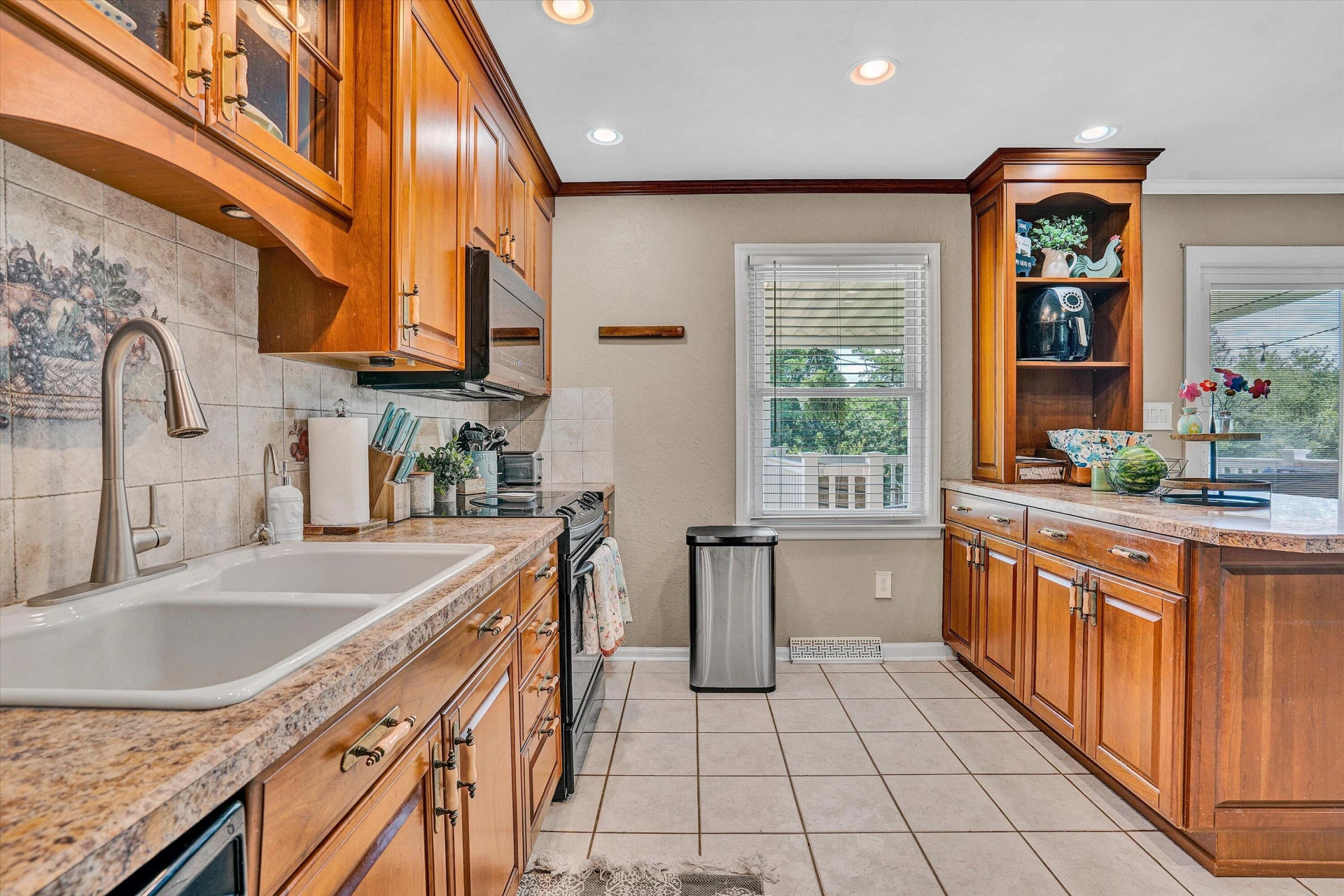 242 Woodlawn AVE - Photo 15