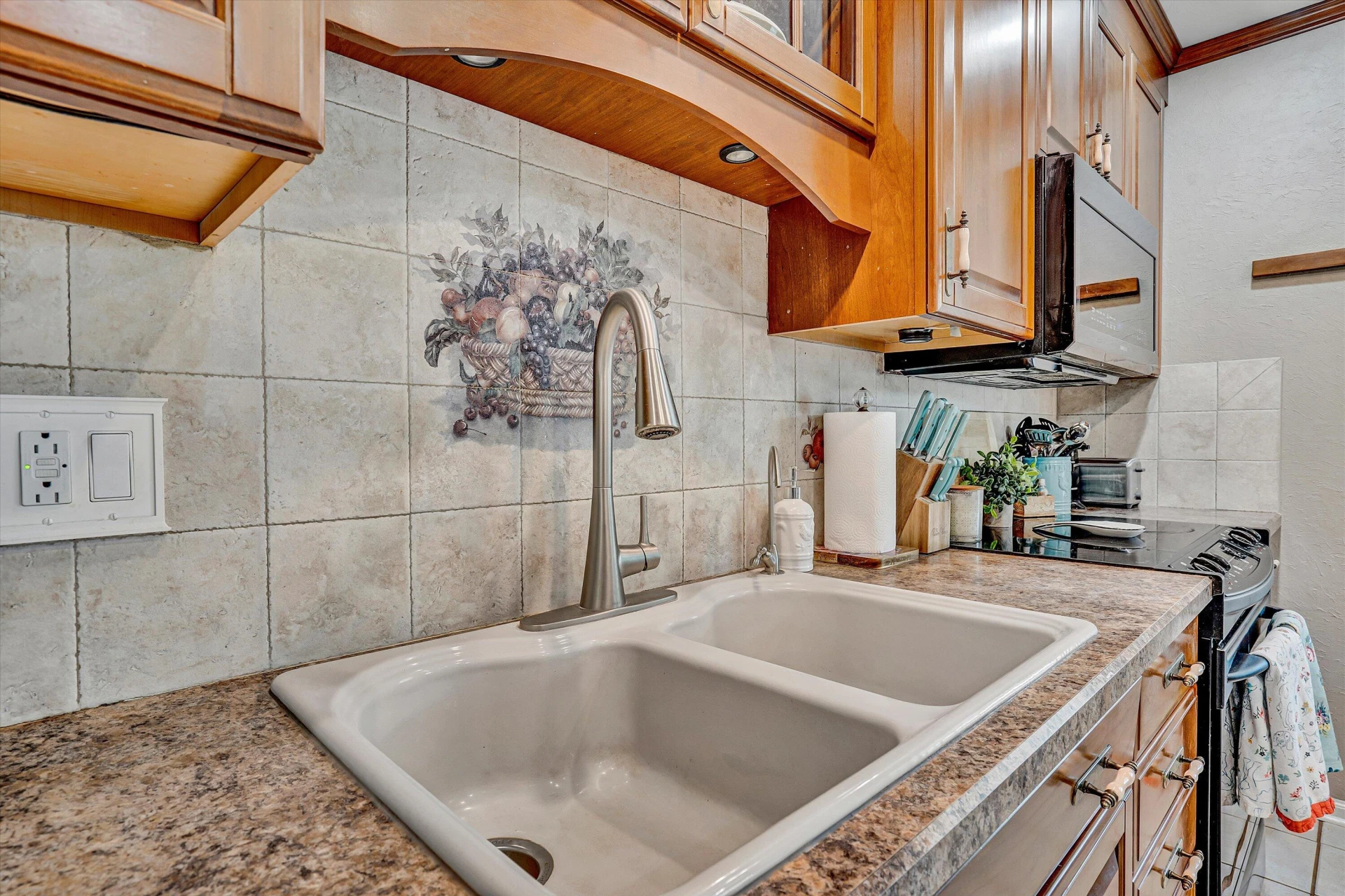 242 Woodlawn AVE - Photo 16