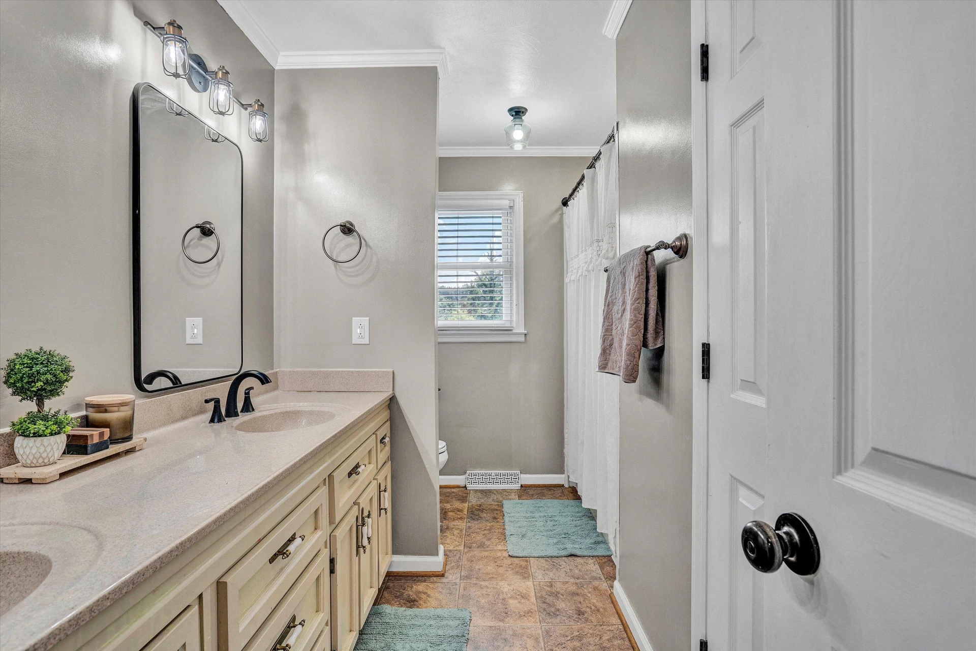 242 Woodlawn AVE - Photo 17