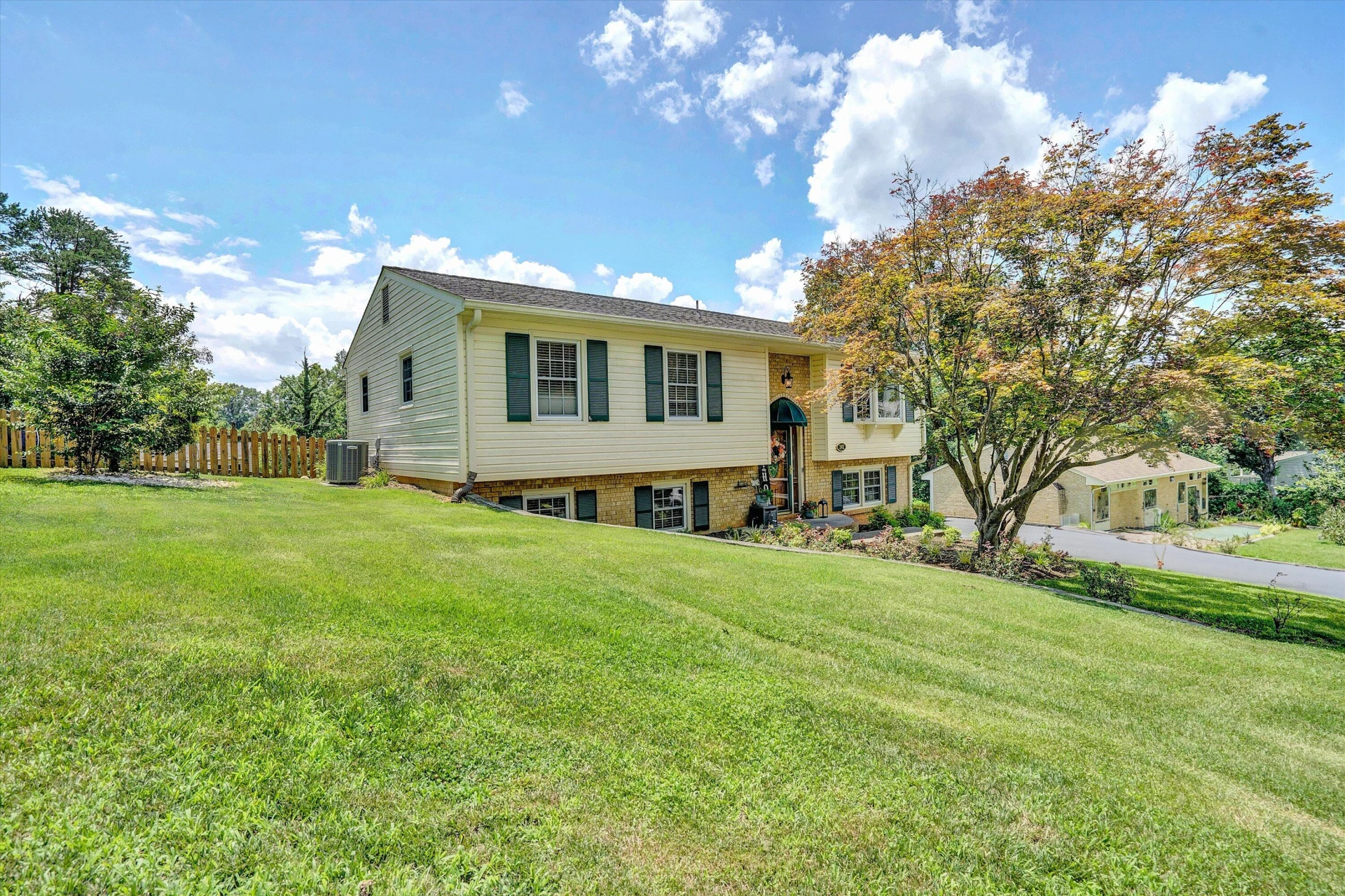 242 Woodlawn AVE - Photo 2