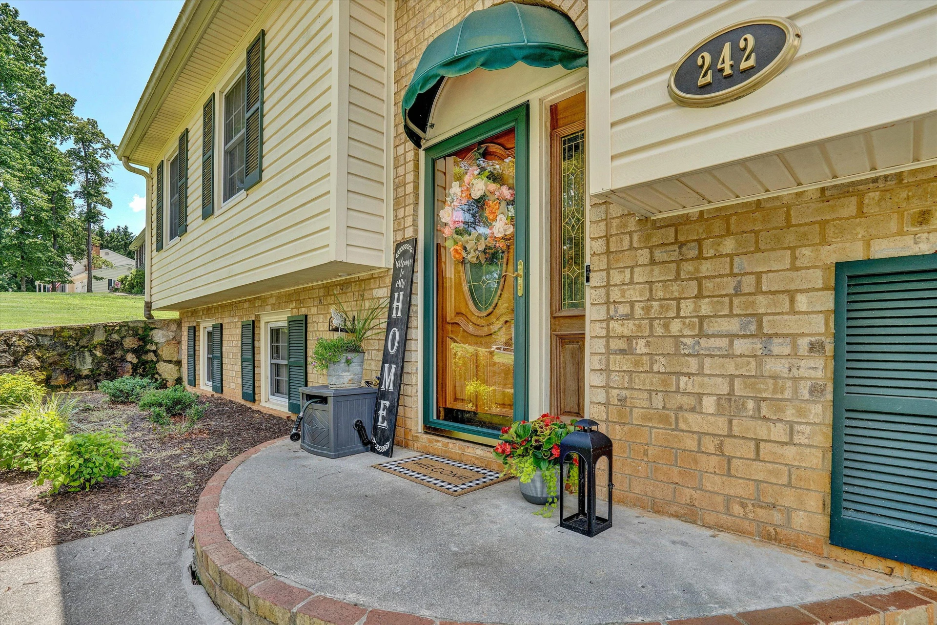 242 Woodlawn AVE - Photo 3