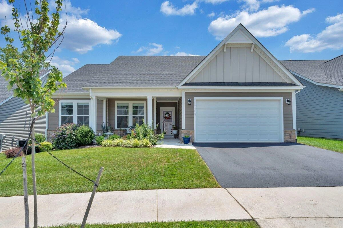 2153 Kings Walk DR NE