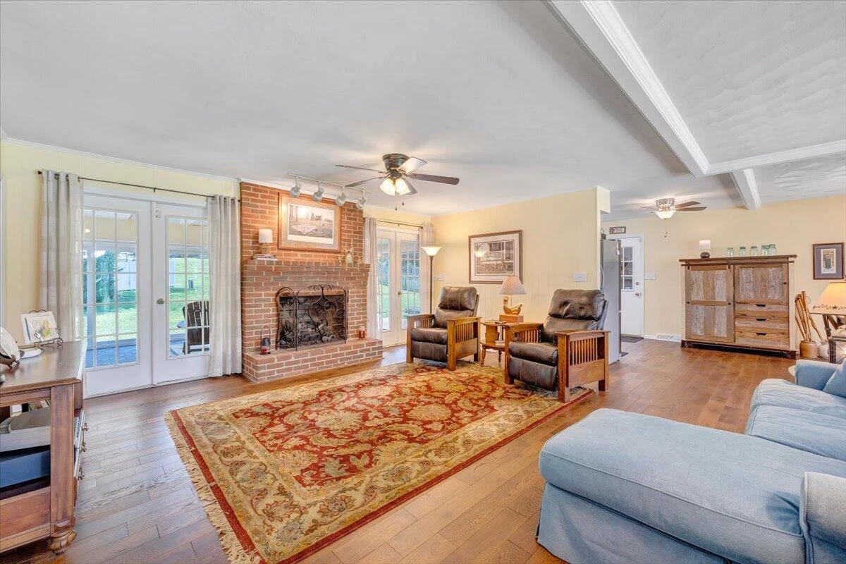 136 Grimes ST - Photo 7