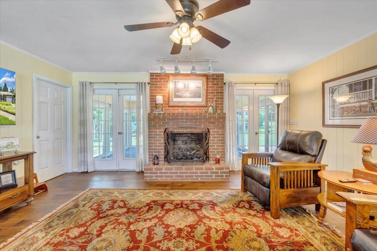 136 Grimes ST - Photo 9
