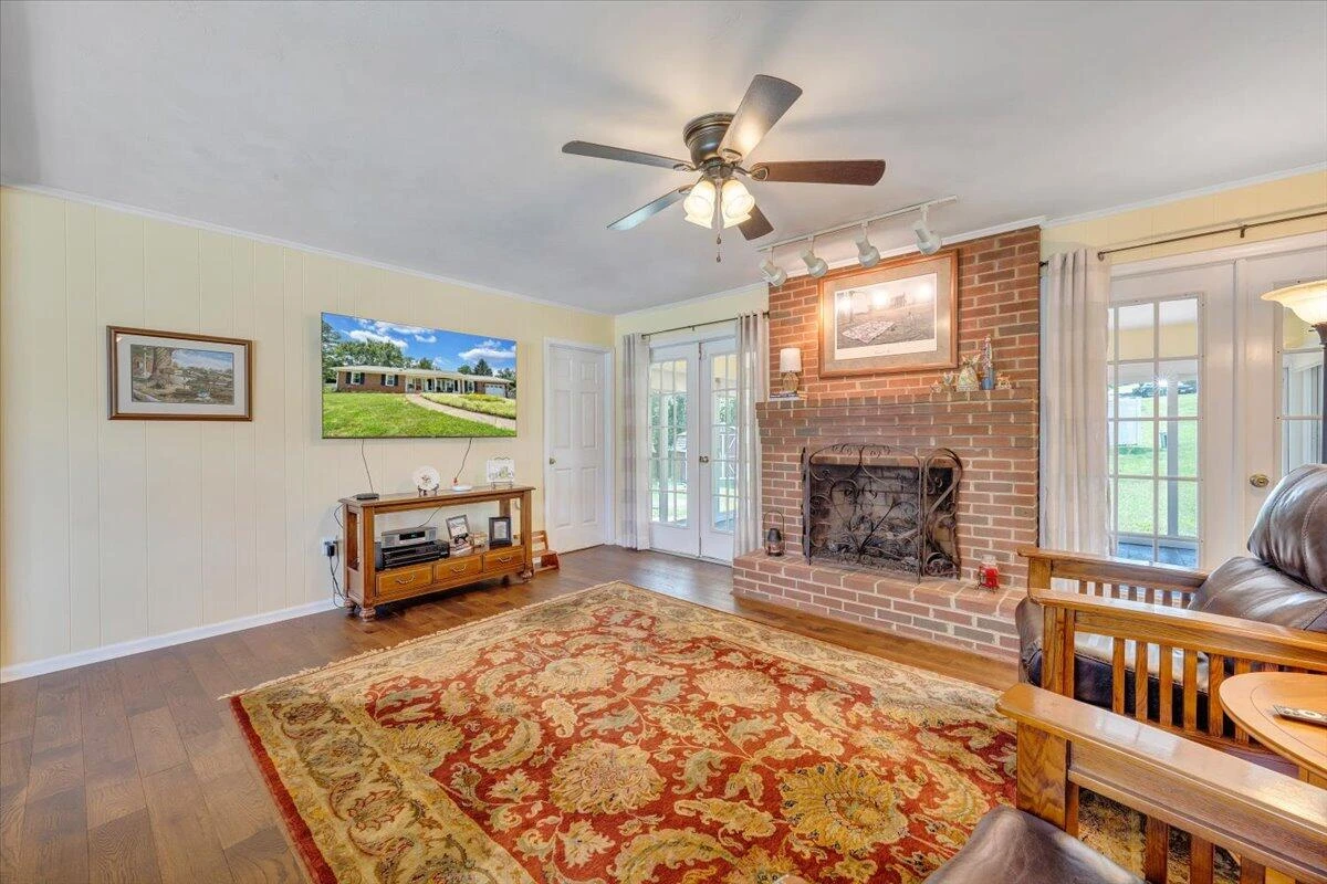 136 Grimes ST - Photo 10