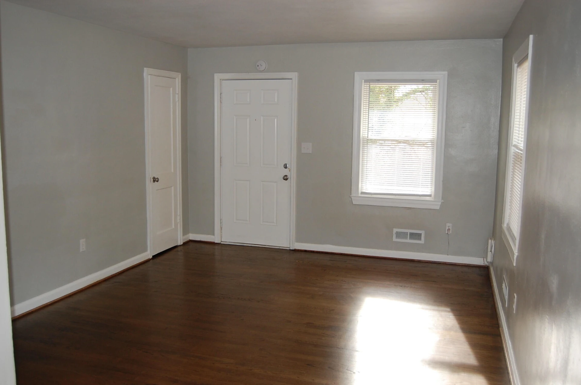 2527 Sanford AVE SW - Photo 3