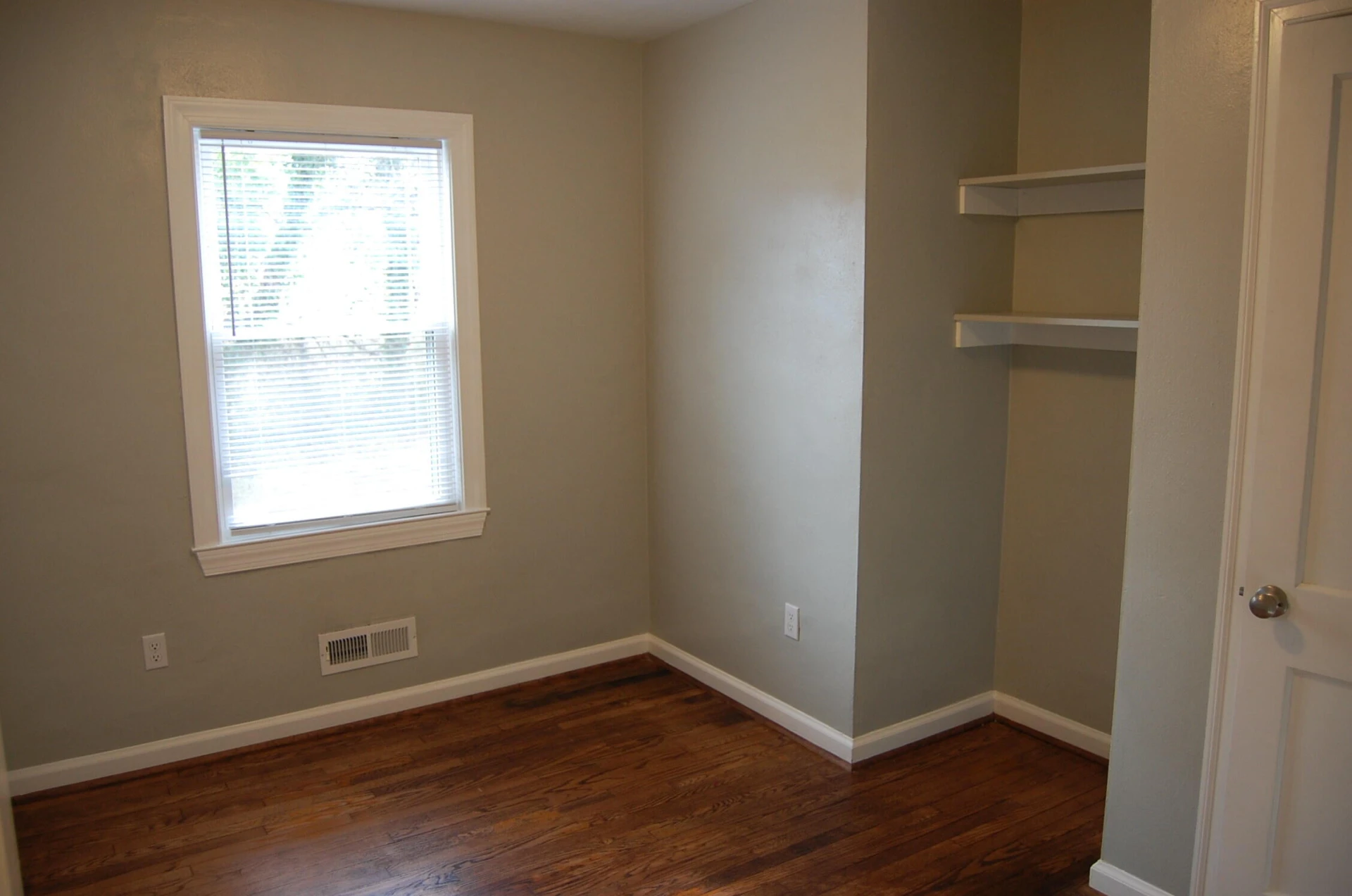 2527 Sanford AVE SW - Photo 5