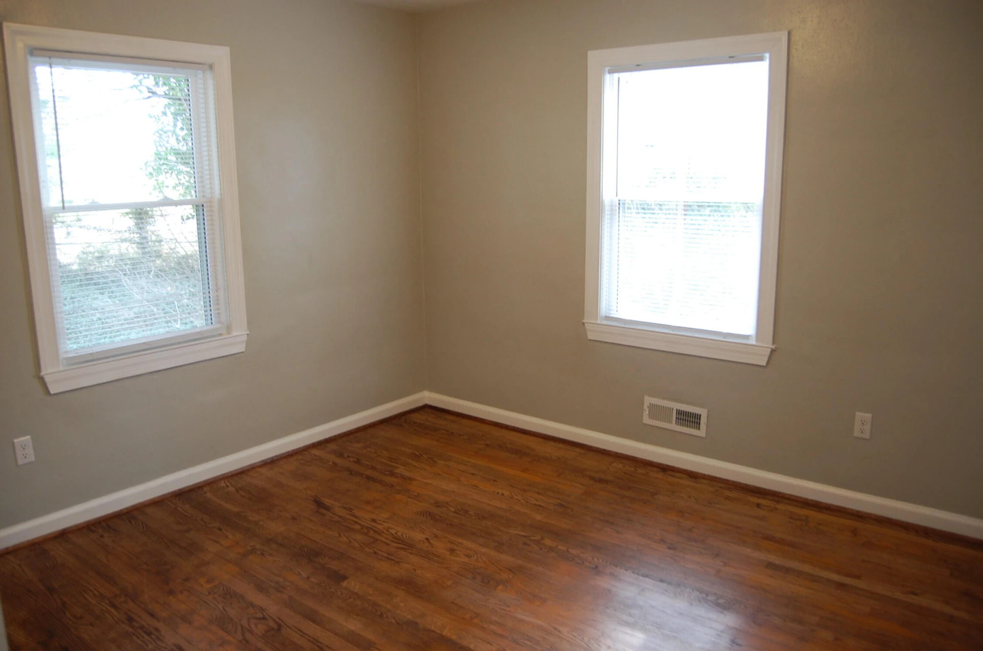2527 Sanford AVE SW - Photo 6