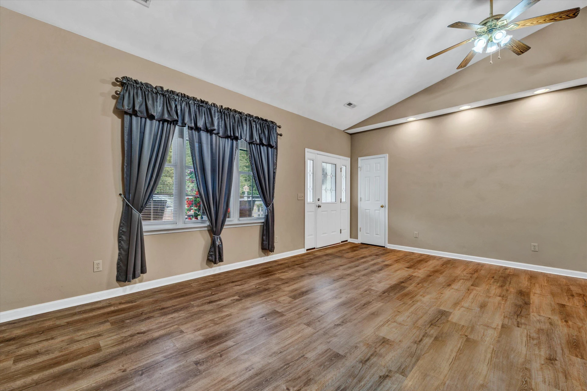 4828 Hardy RD - Photo 6
