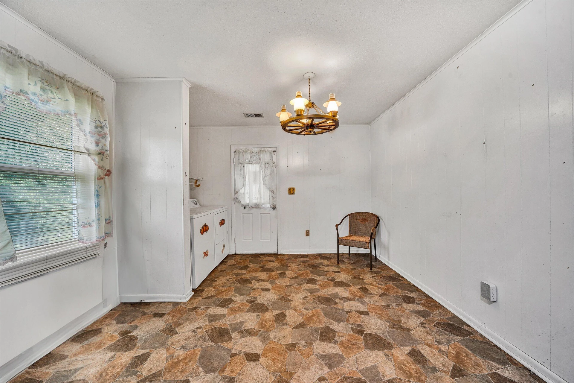 1130 DEEPWOODS RD - Photo 13
