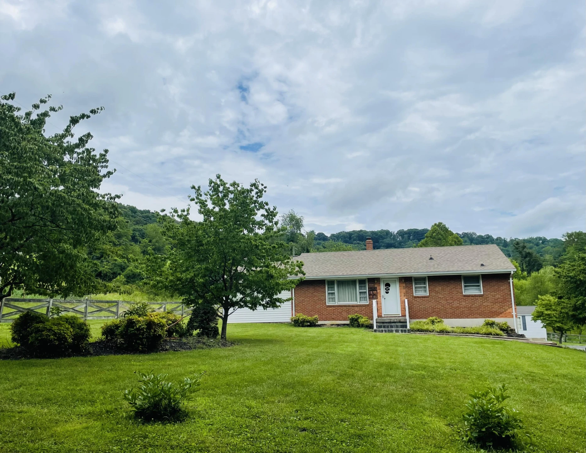 1156 Rosemont LN