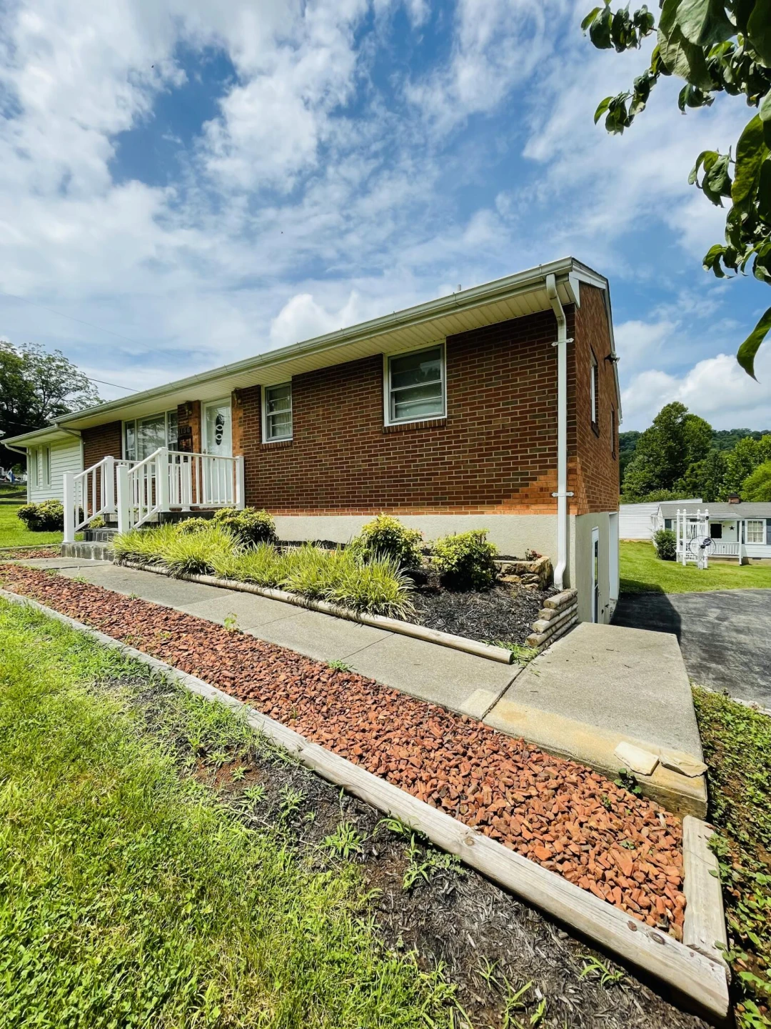 1156 Rosemont LN - Photo 4