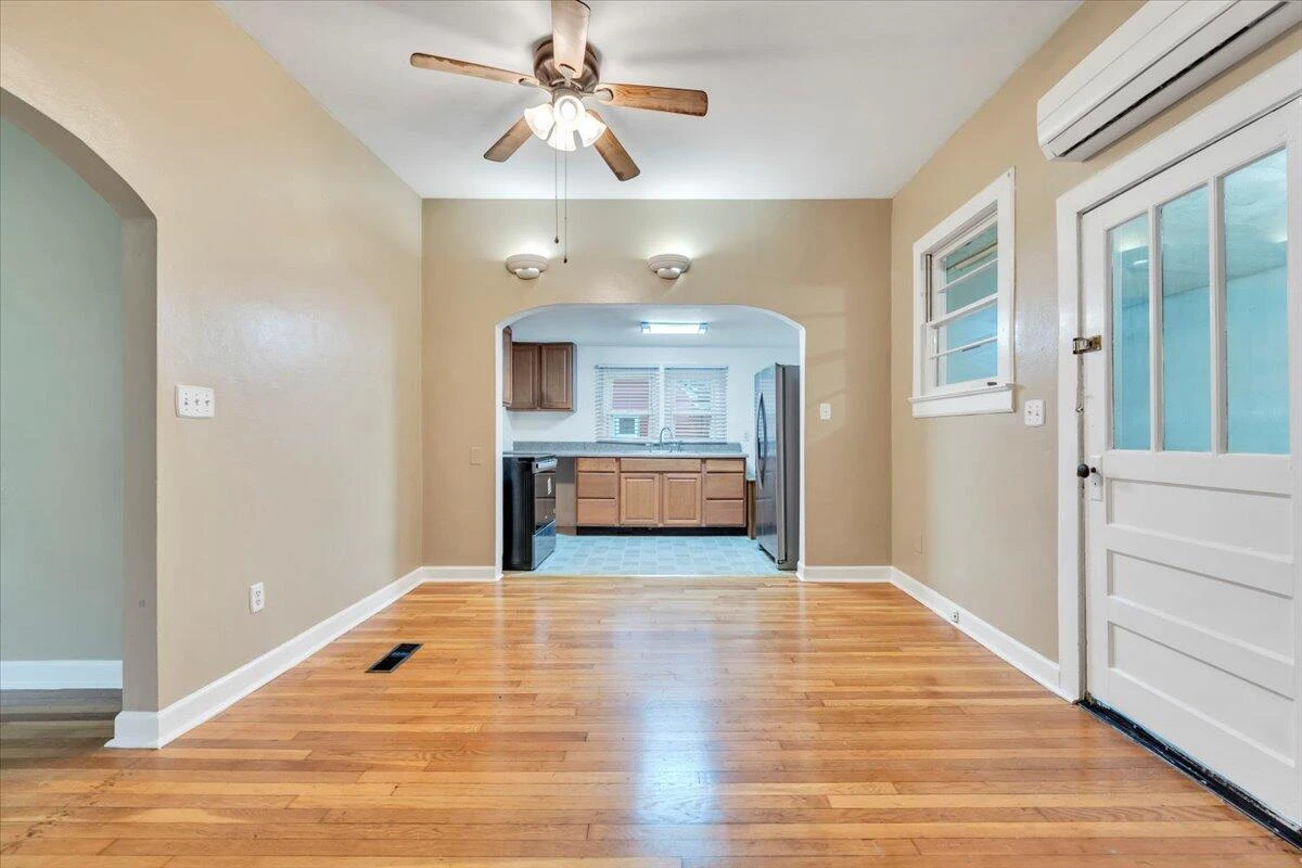 14 W Carrollton AVE - Photo 3