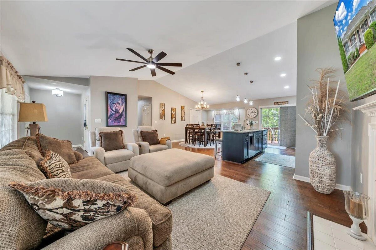 3141 Valley Stream DR - Photo 3