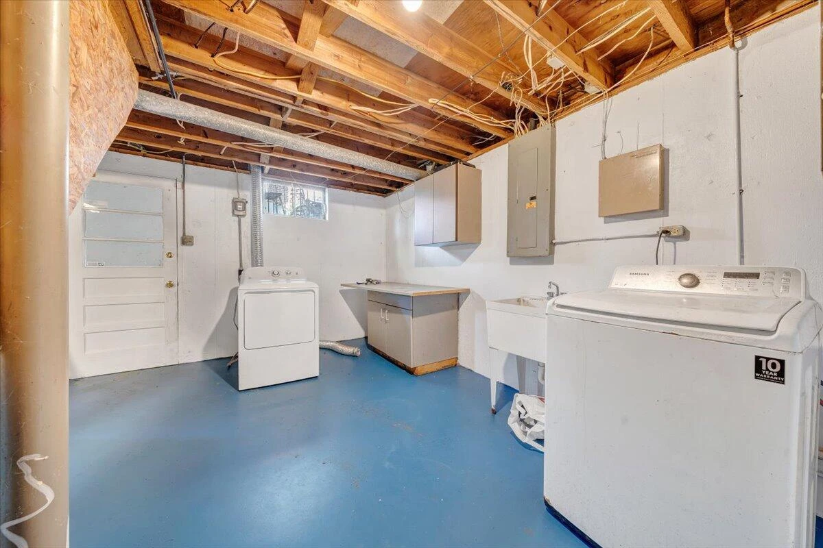 3332 Maplelawn AVE NW - Photo 17