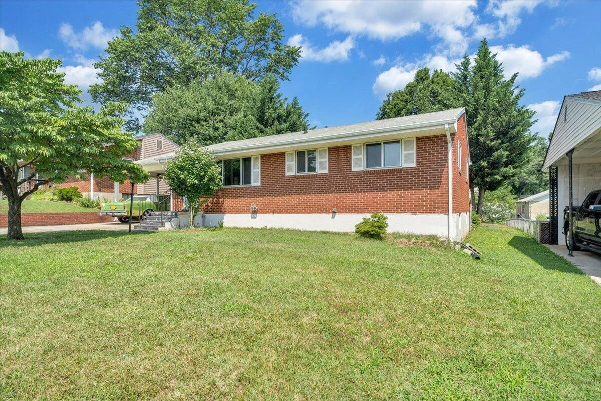 3332 Maplelawn AVE NW - Photo 28