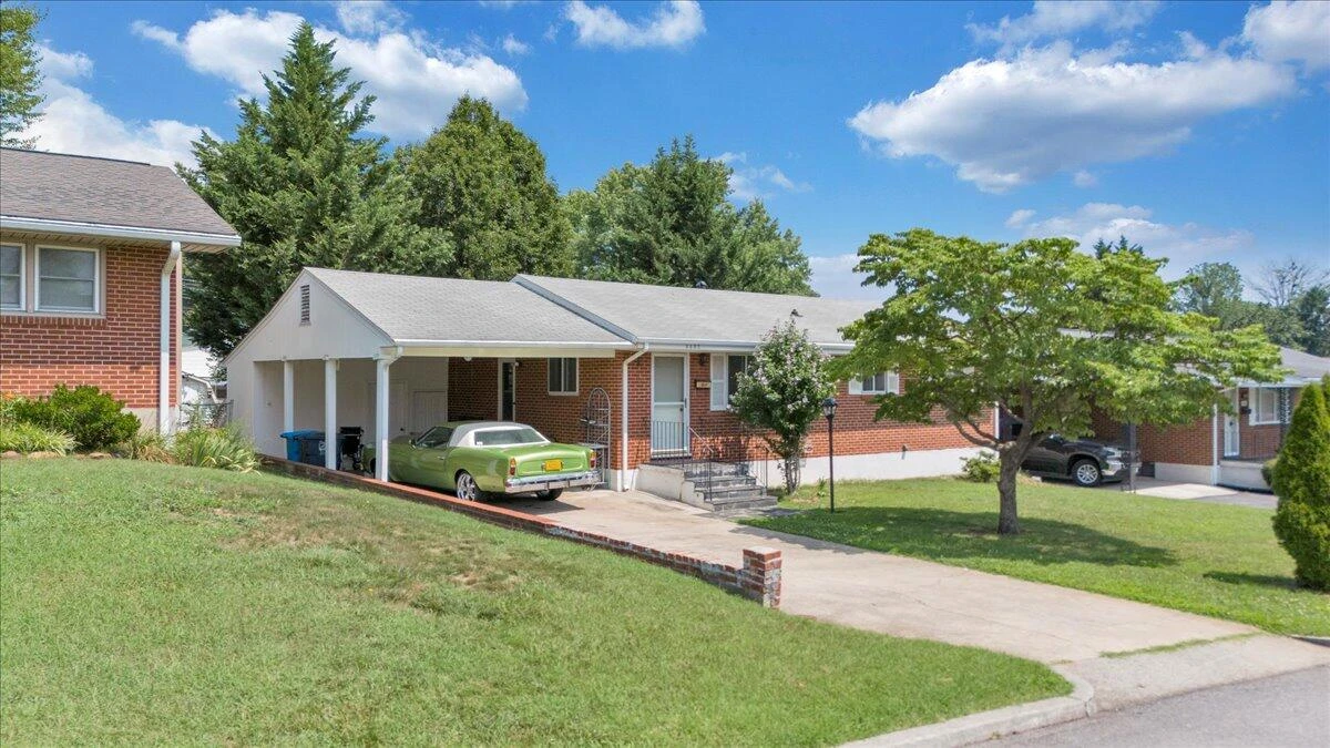 3332 Maplelawn AVE NW - Photo 30