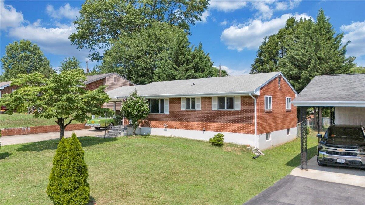 3332 Maplelawn AVE NW - Photo 32