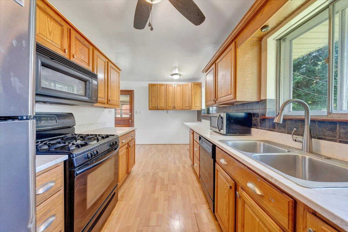 3332 Maplelawn AVE NW - Photo 6